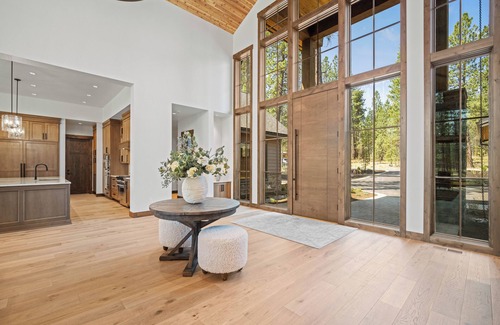 Sunriver House | Elk Run Lodge with Hot Tub, Lake View & Game Room