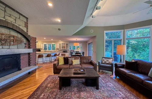 Bartlett House | Ellis Ridge Retreat | 5 BDRM | Hot Tub | Firepit