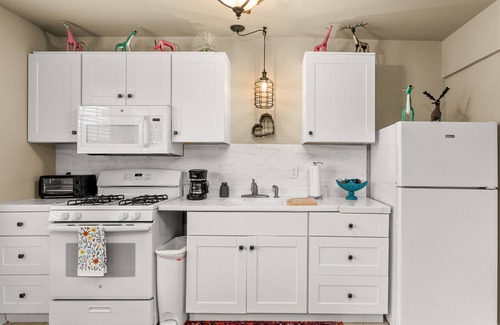 Seguin Ski Chalet | Elm Street Bungalow, Cozy Pet-Friendly Stay