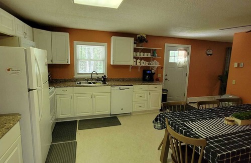 Ellsworth Apartment | Elma-Vista Spacious 3-bedroom apartment with WiFi and AC in charming Ellsworth