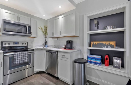 Nashville Condo | Elvis & Cash Complex - On Music Row - Guitar Pool - Sleeps 5