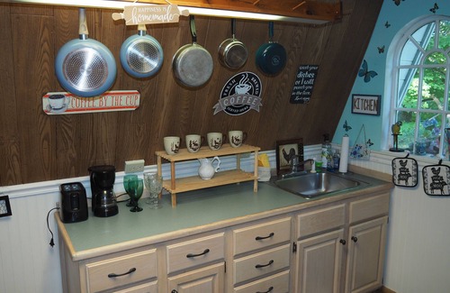 Lake Ann Apartment | Emanuel - CUTE UPSTAIRS APARTMENT WITH AIR CONDITIONING! GREAT LOCATION!