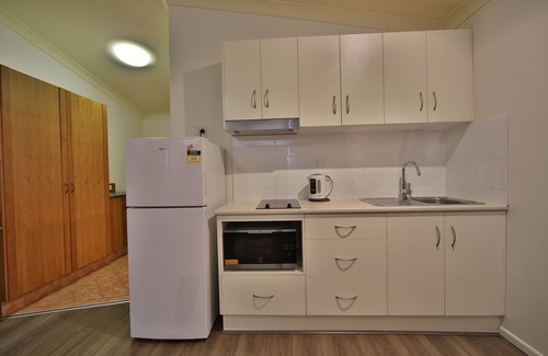 Emerald Hotel | Emerald Explorers Inn