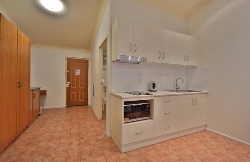 Emerald Hotel | Emerald Explorers Inn