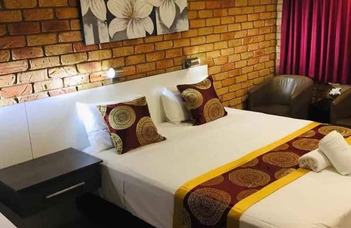 Emerald Hotel | Emerald Highlands Motel