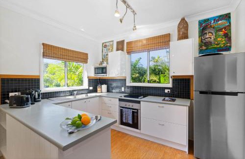 Brisbane Waterfront House | Enchanted Garden Cottage with Bikes and Air Con