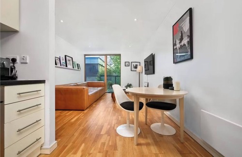 Hoxton West Condo | Enchanting 1-bedroom apartment in Shoreditch, London in architect building