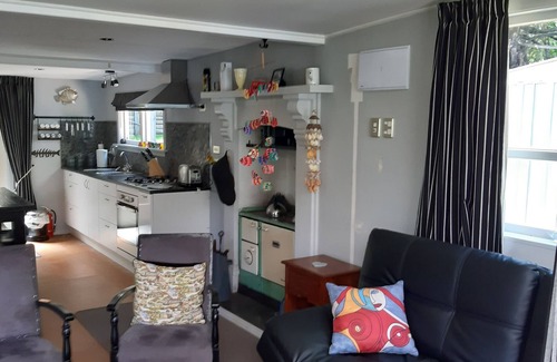 Furneaux House | Endeavour Inlet, The Pines, On the QCT track. 25min stroll to Furneaux Lodge