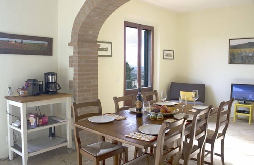 Trequanda Apartment | Enjoy a Classic Tuscan Hill Town holiday—now with AC!