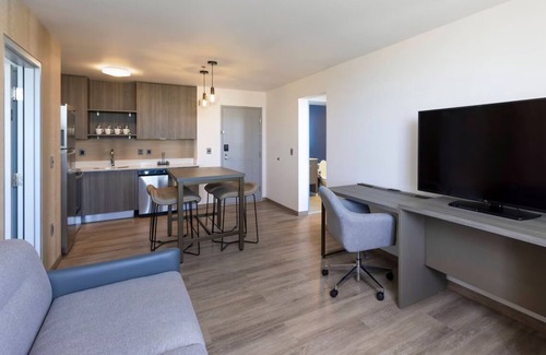 Zona Hotelera Apartment | Enjoy a Hassle-free Stay! 4 Convenient Units, Free Breakfast & Parking, Pool