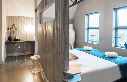 Oss House | Enjoy an elegant room with AC, WiFi, heated floors, and parking. just 5 min from Jan Cunen Museum