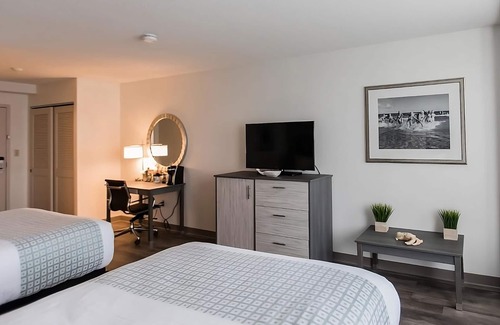 Silver Beach Hotel | Enjoy Comfort and Convenience on your Vacation! 4 Ocean View Units! Onsite Pool!