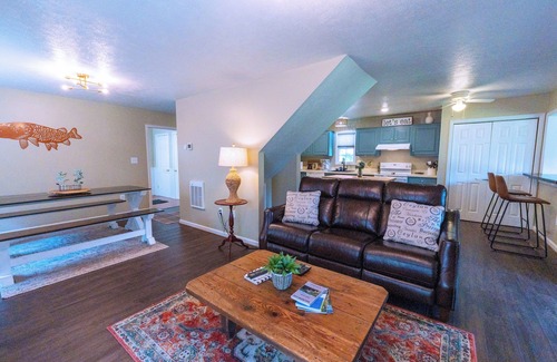 Bellepoint Cottage | Enjoy Relaxing at Riverfront Property 4 miles from Sandstone Falls!