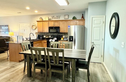 Hollister Condo | Enjoy sunsets and a dock for your boat from this walk-in condo.