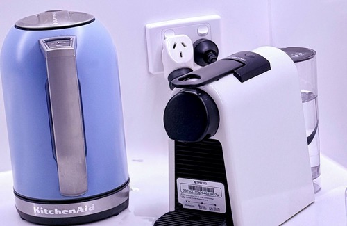 Fitzroy Apartment | Enjoy the local vibe & city surroundings + parking. Modern & family friendly.