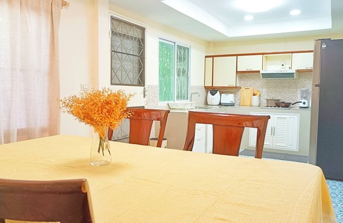 Suan Luang House | Entire House for 9 people near BTS Onnut