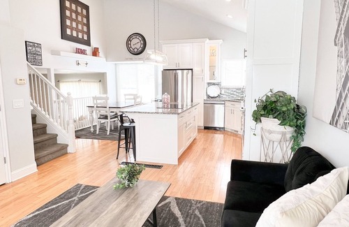 West Valley City House | ENTIRE HOME IN THE CENTER OF WEST VALLEY, CLOSE TO RESTAURANTS, SHOPPING STORES!