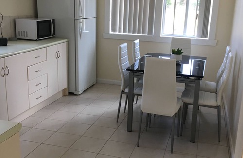 Strahan House | Entire House 3 bedrooms, 5 minute walk to town centre and 1 minute to beach