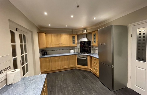 Reading House | Entire House, 4 Bedroom, Parking, WiFi, Bus/Train