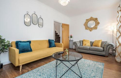 Lea Bridge Apartment | Entire Lovely family home with Parking, Wifi, Netflix, self check-in