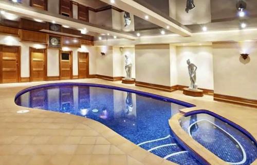 Warrandyte House | Entire Maggie's Guesthouse - free cinema, pool, spa, tennis court, karaoke, more!