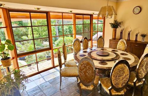 Warrandyte House | Entire Maggie's Guesthouse - free cinema, pool, spa, tennis court, karaoke, more!