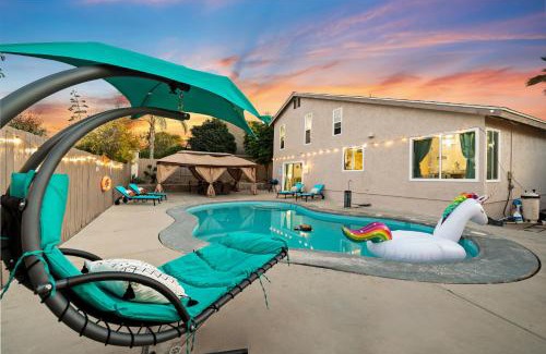 Rancho Penasquitos House | Entire Private Pool, King Bed, 2 Living Room, Gate Yard in Rancho, Available Now