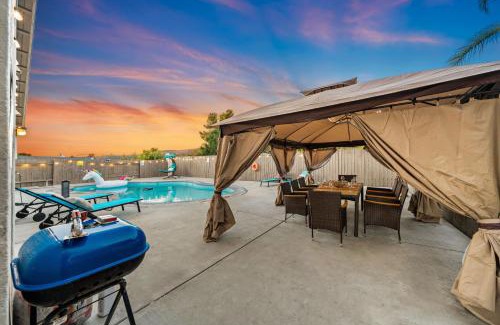 Rancho Penasquitos House | Entire Private Pool, King Bed, 2 Living Room, Gate Yard in Rancho, Available Now