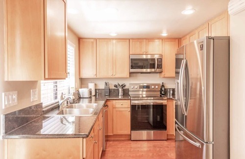 Bay Ho House | Entire Townhouse! Pool, Jacuzzi Quiet Neighborhood