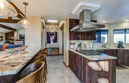 Uptown Sedona House | Epic Red Rock View, Dining for 18+, Stargazing From Decks & Patio's, Hot Tub, Fire pit!