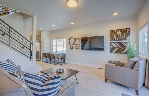 Colorado Springs House | Epic Views! Rooftop Lounge Firepit, Prime Spot