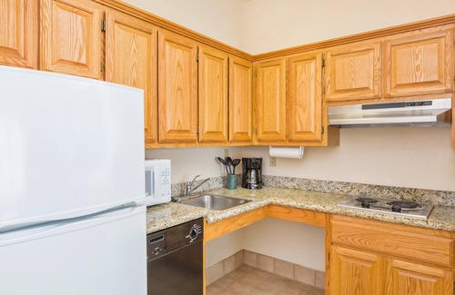 Brownsville Condo | Equipped King Suite | Free Daily Breakfast, Pool + Business Center
