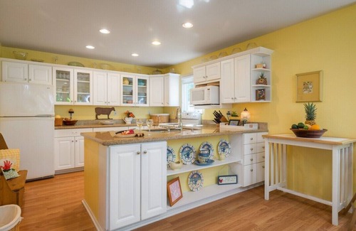 Ka'a'awa House | Escape to Paradise- AC, Kayaks,Ocean across street