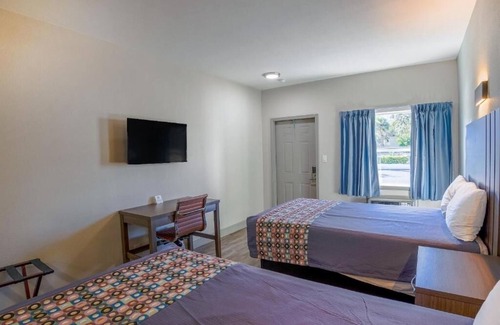 Le Barons Of Titusville Hotel | Escape To Room Near Merritt Island Refuge, Parking Included