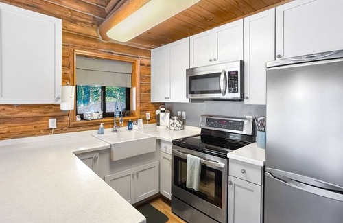 Donnelly Apartment | Escape to this cozy cabin near Cascade Lake!