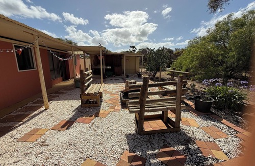 Woodchester Apartment | Escape to Tranquility: Homestay with a creek Awaits in the Adelaide Hills