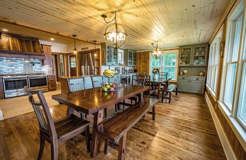 Stone Lake Cabin | Escape to Tranquility: A Charming 9-Bedroom Lodge on the lake shore of Sand Lake