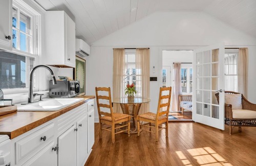 Clinton House | Escape to Your Tranquil Seaside Retreat at Clinton Beach Bungalows