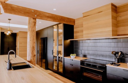 Blackstone Heights House | Esk Treehouse Cabin: Unique Home with River Views