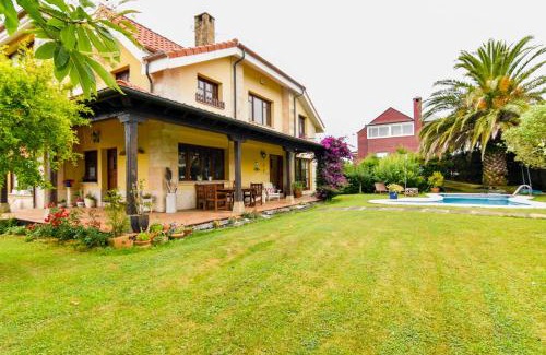 Escobedo House | Espectacular villa con piscina