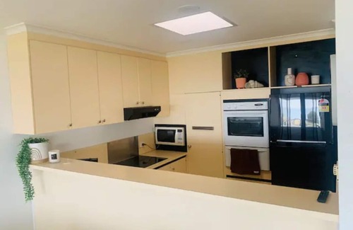 Portarlington House | Esplanade bay views - 5 min walk to ferry, main street & beach