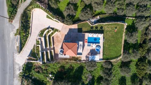 Episkopi Villa | Etesians Villa, Heated Pool & Spa Whirlpool, BBQ, By ThinkVilla