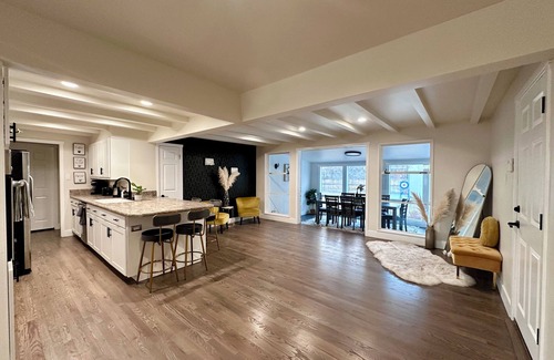 Southeast House | â¨European Style HideawayđCentral LocationâGameRoomâFree WineâFast WifiâNetFlix