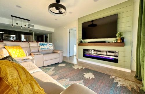 Clewiston Apartment | Everglades Gator at Roland - Pool Side- Lake Side