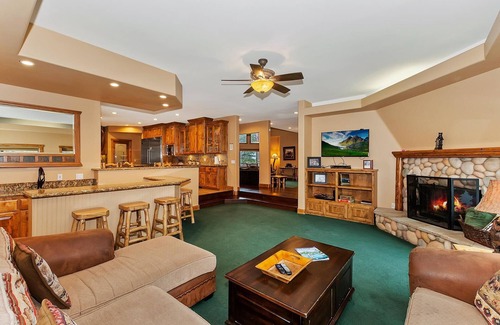 Evergreen Estates Cabin | Evergreen Manor by Destination Big Bear: Massive Luxury Retreat Close to Both Ski Resorts! Private Hot Tub! Game Room!