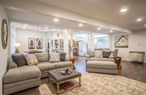 Lubbock House | Evermore LBK: Open & Bright Home + Amazing Firepit!