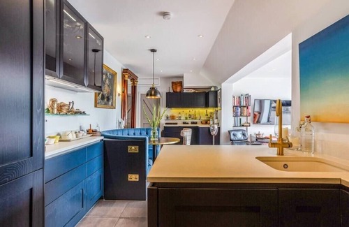 Hurley House | Exceptional Family Stay in Idyllic English Village