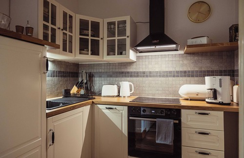 Zeitz Apartment | Exclusive Arthur vacation apartment in a historic townhouse in a prime central location!