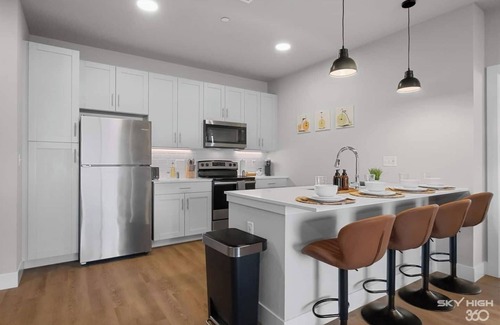 Rogers Apartment | Executive 2BR/2BA Stay – Ideal for Professionals & Families- Work-Ready, Central, Parking Included