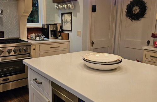 East Aurora Apartment | Executive Living/Reverse Snowbirds Renovated Beautifully Village of East Aurora